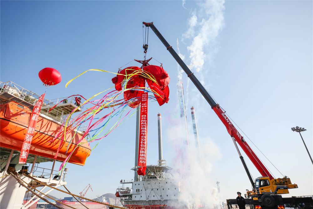 渤船重工建造的華科1號、2號自升助航式作業(yè)平臺命名交工
